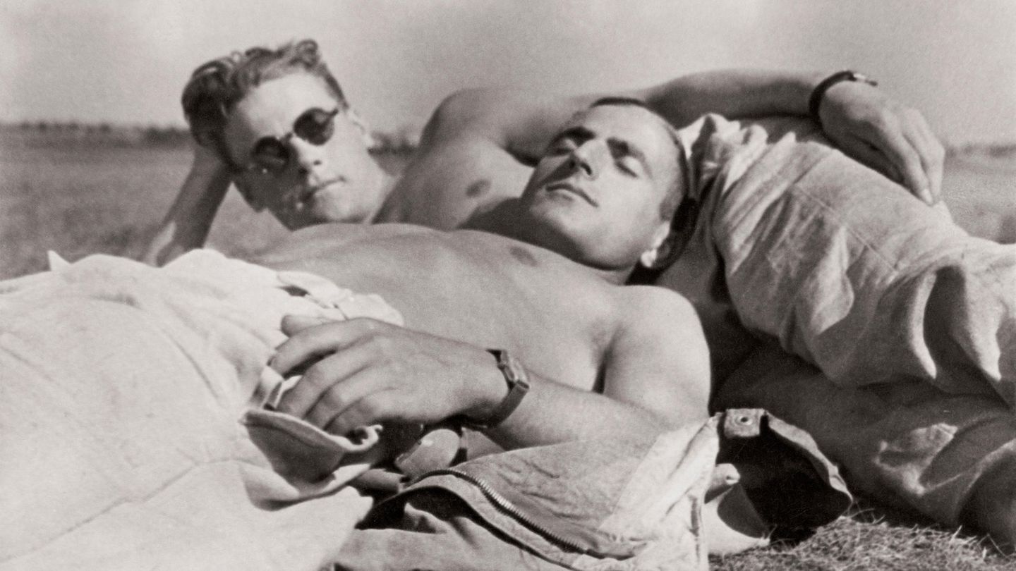 "Loving" Wäre das Foto nicht Schwarz-Weiß, könnte es von heute stammen: Diese beiden Männer zeigen ihre Verbundenheit ungezwungen im Freien. Eine intime Momentaufnahme. Dabei gingen Homosexuelle mit solchen Fotos auch immer ein Wagnis ein. Wer fotografierte? Wer entwickelte die Bilder? Mut und Leichtsinn vermischen in einer Zeit, in der Liebe strafbar war.