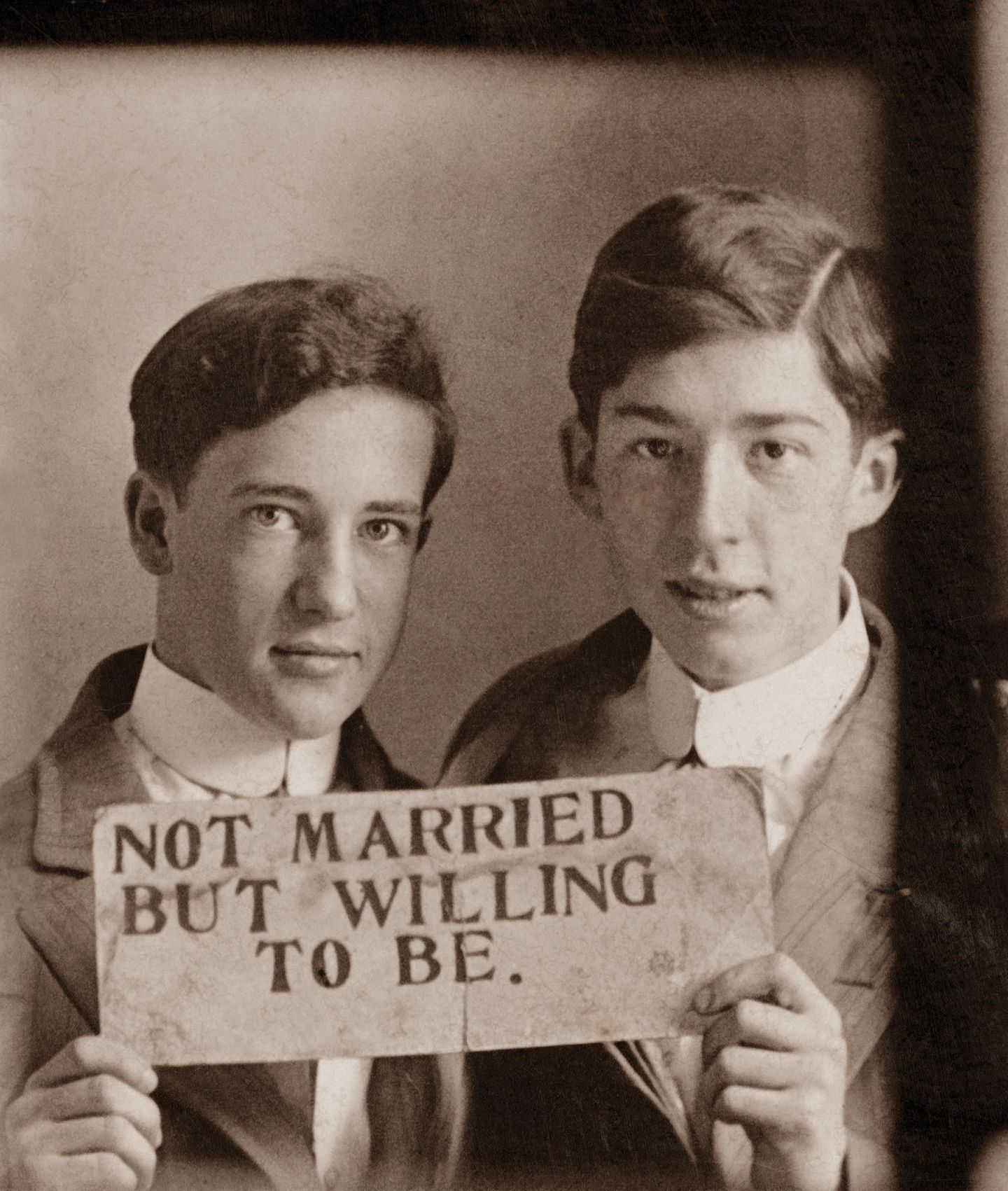 Bildband "Loving": Zwei besonders mutige Männer sind auf diesem Foto im Postkartenformat zu sehen. Sie machen ihre Liebe mit einem Schild öffentlich: "Nicht verheiratet, aber wir würden es gerne tun." Eine politische Botschaft in einer Zeit, als Homosexualität nicht nur verpönt, sondern oft mit der Todesstrafe bedroht war. Zwei besonders mutige Männer sind auf diesem Foto im Postkartenformat zu sehen. Sie machen ihre Liebe mit einem Schild öffentlich: "Nicht verheiratet, aber wir würden es gerne tun." Eine politische Botschaft in einer Zeit, als Homosexualität nicht nur verpönt, sondern oft mit der Todesstrafe bedroht war.