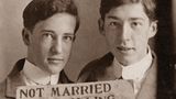 Zwei besonders mutige Männer sind auf diesem Foto im Postkartenformat zu sehen. Sie machen ihre Liebe mit einem Schild öffentlich: "Nicht verheiratet, aber wir würden es gerne tun." Eine politische Botschaft in einer Zeit, als Homosexualität nicht nur verpönt, sondern oft mit der Todesstrafe bedroht war.