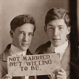 Zwei besonders mutige Männer sind auf diesem Foto im Postkartenformat zu sehen. Sie machen ihre Liebe mit einem Schild öffentlich: "Nicht verheiratet, aber wir würden es gerne tun." Eine politische Botschaft in einer Zeit, als Homosexualität nicht nur verpönt, sondern oft mit der Todesstrafe bedroht war.
