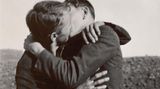 Auf den wenigsten Fotos ist tatsächlich - wie auf diesem undatierten Bild - ein Kuss zu sehen. Wer die Protagonisten sind, ist meist nicht mehr nachvollziehbar. Trotzdem erzählt jedes Foto eine schwule Liebesgeschichte.