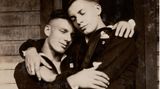 Die Blicke verraten es: Diese beiden Männer sind mehr als Freunde. Das Foto von 1919 hält einen Moment des Glücks und der Verbundenheit fest. Zusammengetragen wurden die Fotografien in "Loving" vom Ehepaar Hugh Nini und Neal Treadwell. Über 20 Jahre trugen sie 2800 Fotografien von schwulen Männern aus aller Welt zusammen.