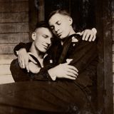 Die Blicke verraten es: Diese beiden Männer sind mehr als Freunde. Das Foto von 1919 hält einen Moment des Glücks und der Verbundenheit fest. Zusammengetragen wurden die Fotografien in "Loving" vom Ehepaar Hugh Nini und Neal Treadwell. Über 20 Jahre trugen sie 2800 Fotografien von schwulen Männern aus aller Welt zusammen.