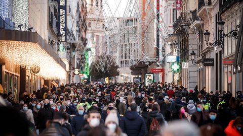 Gefüllte Fußgängerzone in Madrid Anfang Dezember