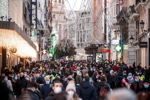 Gefüllte Fußgängerzone in Madrid Anfang Dezember