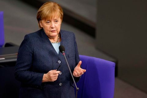 Bundeskanzlerin Angela Merkel (CDU) sitzt im Bundestag