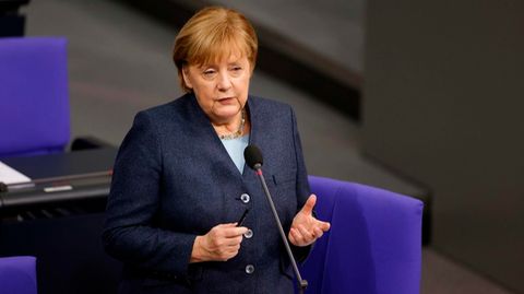 Bundeskanzlerin Angela Merkel (CDU) sitzt im Bundestag