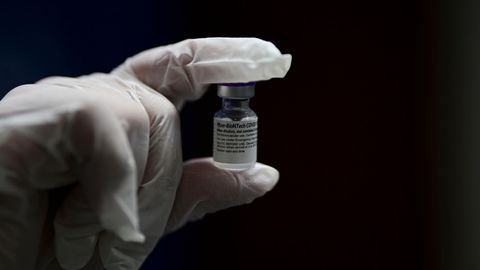 Eine Dosis des Impfstoffs COVID-19 von Pfizer-BioNTech