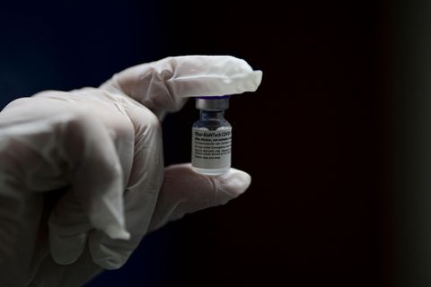 Eine Dosis des Impfstoffs COVID-19 von Pfizer-BioNTech