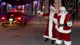 Drive-thru in Las Vegas  Mrs. Claus and Santa Claus begrüßen Autofahrer, die sich eine weihnachtliche Lichter-Show im Las Vegas Motor Speedway ansehen.