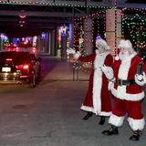 Drive-thru in Las Vegas  Mrs. Claus and Santa Claus begrüßen Autofahrer, die sich eine weihnachtliche Lichter-Show im Las Vegas Motor Speedway ansehen.