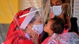 Belo Horizonte: Küsse und Plastikplanen  Fatima Sanson spielt eine Weihnachtsfrau für bedürftige Kinder in Brasilien. Doch wegen Corona gibt es keinen direkten Kontakt zu den Kindern, ein Plastikvorhang trennt die Gesichter – aber nicht die Gefühle.