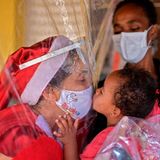 Belo Horizonte: Küsse und Plastikplanen  Fatima Sanson spielt eine Weihnachtsfrau für bedürftige Kinder in Brasilien. Doch wegen Corona gibt es keinen direkten Kontakt zu den Kindern, ein Plastikvorhang trennt die Gesichter – aber nicht die Gefühle.