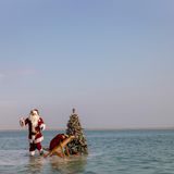 En Bokek: Posen für Foto- und Filmaufnahmen  Am Ufer des Toten Meeres hat sich Issa Kassissieh als Weihnachtsmann für Dreharbeiten verkleidet. Das israelische Tourismusministerium teilt in einem Video mit, dass der Israel-Tourismus aufgrund der Corona-Pandemie große Einbußen zu verzeichnen hatte.