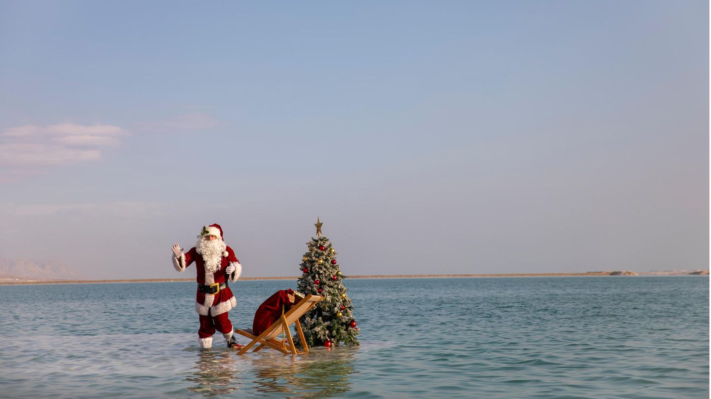 Von Seattle bis zum Spreewald: En Bokek: Posen für Foto- und Filmaufnahmen Am Ufer des Toten Meeres hat sich Issa Kassissieh als Weihnachtsmann für Dreharbeiten verkleidet. Das israelische Tourismusministerium teilt in einem Video mit, dass der Israel-Tourismus aufgrund der Corona-Pandemie große Einbußen zu verzeichnen hatte. En Bokek: Posen für Foto- und Filmaufnahmen Am Ufer des Toten Meeres hat sich Issa Kassissieh als Weihnachtsmann für Dreharbeiten verkleidet. Das israelische Tourismusministerium teilt in einem Video mit, dass der Israel-Tourismus aufgrund der Corona-Pandemie große Einbußen zu verzeichnen hatte.