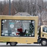 Vaughan: Santa hinter Glas in Kanada  Auf Kurzbesuch in einer Wohngegend im kanadischen Bundesstaat Ontario: Der Weihnachtsmann sitzt auf der verglasten Ladefläche eines Lastwagens. Die Aktion wurde von einem Einkaufszentrum initiiert, nachdem persönliche Treffen mit Weihnachtsmann aufgrund der Pandemie abgesagt wurden.