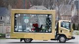 Vaughan: Santa hinter Glas in Kanada  Auf Kurzbesuch in einer Wohngegend im kanadischen Bundesstaat Ontario: Der Weihnachtsmann sitzt auf der verglasten Ladefläche eines Lastwagens. Die Aktion wurde von einem Einkaufszentrum initiiert, nachdem persönliche Treffen mit Weihnachtsmann aufgrund der Pandemie abgesagt wurden.