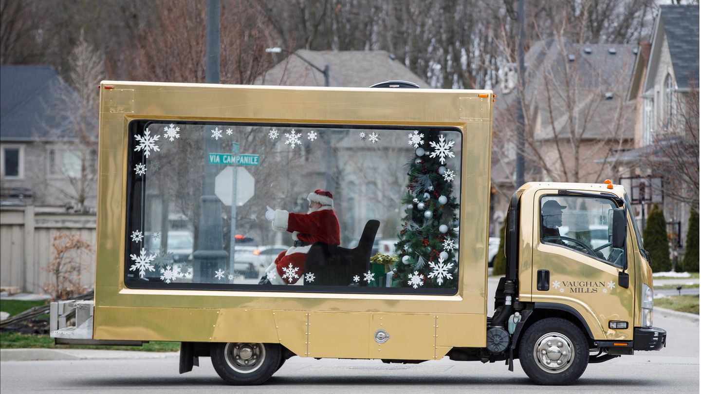 Von Seattle bis zum Spreewald: Vaughan: Santa hinter Glas in Kanada Auf Kurzbesuch in einer Wohngegend im kanadischen Bundesstaat Ontario: Der Weihnachtsmann sitzt auf der verglasten Ladefläche eines Lastwagens. Die Aktion wurde von einem Einkaufszentrum initiiert, nachdem persönliche Treffen mit Weihnachtsmann aufgrund der Pandemie abgesagt wurden. Vaughan: Santa hinter Glas in Kanada Auf Kurzbesuch in einer Wohngegend im kanadischen Bundesstaat Ontario: Der Weihnachtsmann sitzt auf der verglasten Ladefläche eines Lastwagens. Die Aktion wurde von einem Einkaufszentrum initiiert, nachdem persönliche Treffen mit Weihnachtsmann aufgrund der Pandemie abgesagt wurden.