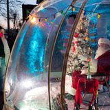 Bild 1 von 16 der Fotostrecke zum Klicken:  Social Distancing in Seattle   Mit Sicherheitsabstand in der Öffentlichkeit: Dieser Weihnachtsmann in Washington State plaudert mit einer Frau aus einer schützenden Plastikblase.