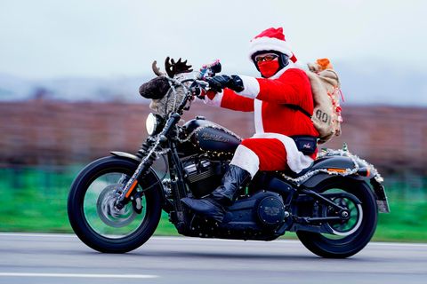 Landau: Auf der Harley-Davidson für ein guten Zweck  In diesem Jahr nicht als Kolonne: Patrick Kuntz, Gründer der Initiative "Harley-Davidson Riding Santas", fährt als Weihnachtsmann verkleidet auf seinem Motorrad. Die Biker sind seit 2015 jedes Jahr am Nikolaustag in der Südpfalz unterwegs, um Spenden für ein Kinderhospiz zu sammeln.