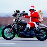 Landau: Auf der Harley-Davidson für ein guten Zweck  In diesem Jahr nicht als Kolonne: Patrick Kuntz, Gründer der Initiative "Harley-Davidson Riding Santas", fährt als Weihnachtsmann verkleidet auf seinem Motorrad. Die Biker sind seit 2015 jedes Jahr am Nikolaustag in der Südpfalz unterwegs, um Spenden für ein Kinderhospiz zu sammeln.