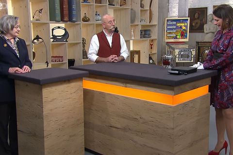 Astrid von Günther kommt mit einer Rarität zu "Bares für Rares": Moderator Horst Lichter und Expertin Wendela Horz begutachten die Schiffslampe, die keine ist.