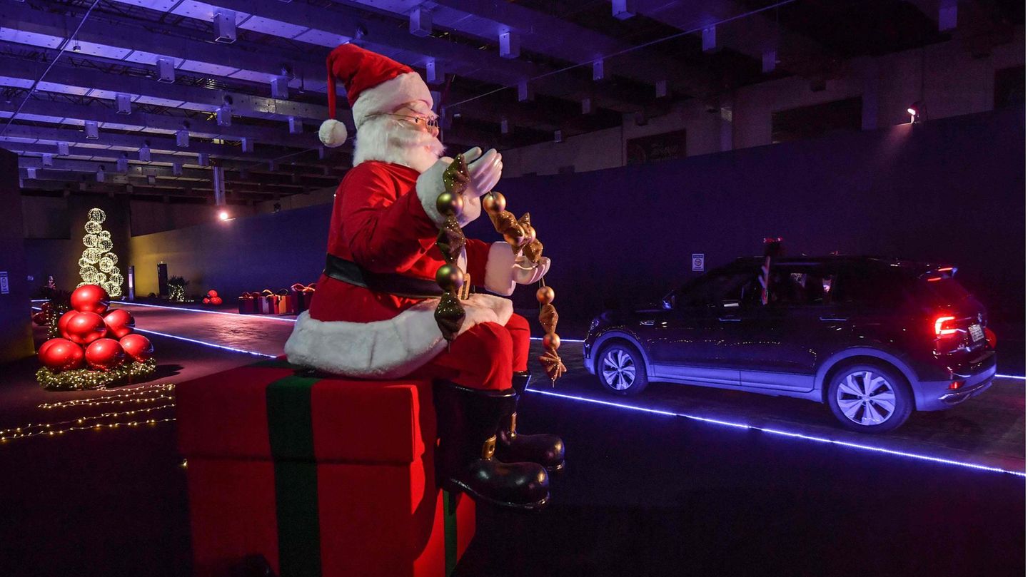 São Paulo: Künstlich statt echt  Dieser Weihnachtsmann kann sich nicht bewegen. Er sitzt im Messezentrum der brasilianischen Metropole, wo ein Parcours für Autofahrer unter dem Titel "Lummina Fest" eingerichtet wurde.