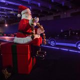 São Paulo: Künstlich statt echt  Dieser Weihnachtsmann kann sich nicht bewegen. Er sitzt im Messezentrum der brasilianischen Metropole, wo ein Parcours für Autofahrer unter dem Titel "Lummina Fest" eingerichtet wurde.