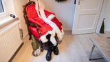Celle: Viele Kostüme bleiben dieses Jahr leer  Mantel und Stiefel liegen in der Wohnung des professionellen Weihnachtsmann-Darsteller Willi Dahmen. Die Corona-Pandemie bringt in diesem Jahr Hunderte Miet-Weihnachtsmänner in Deutschland um ihren Job.