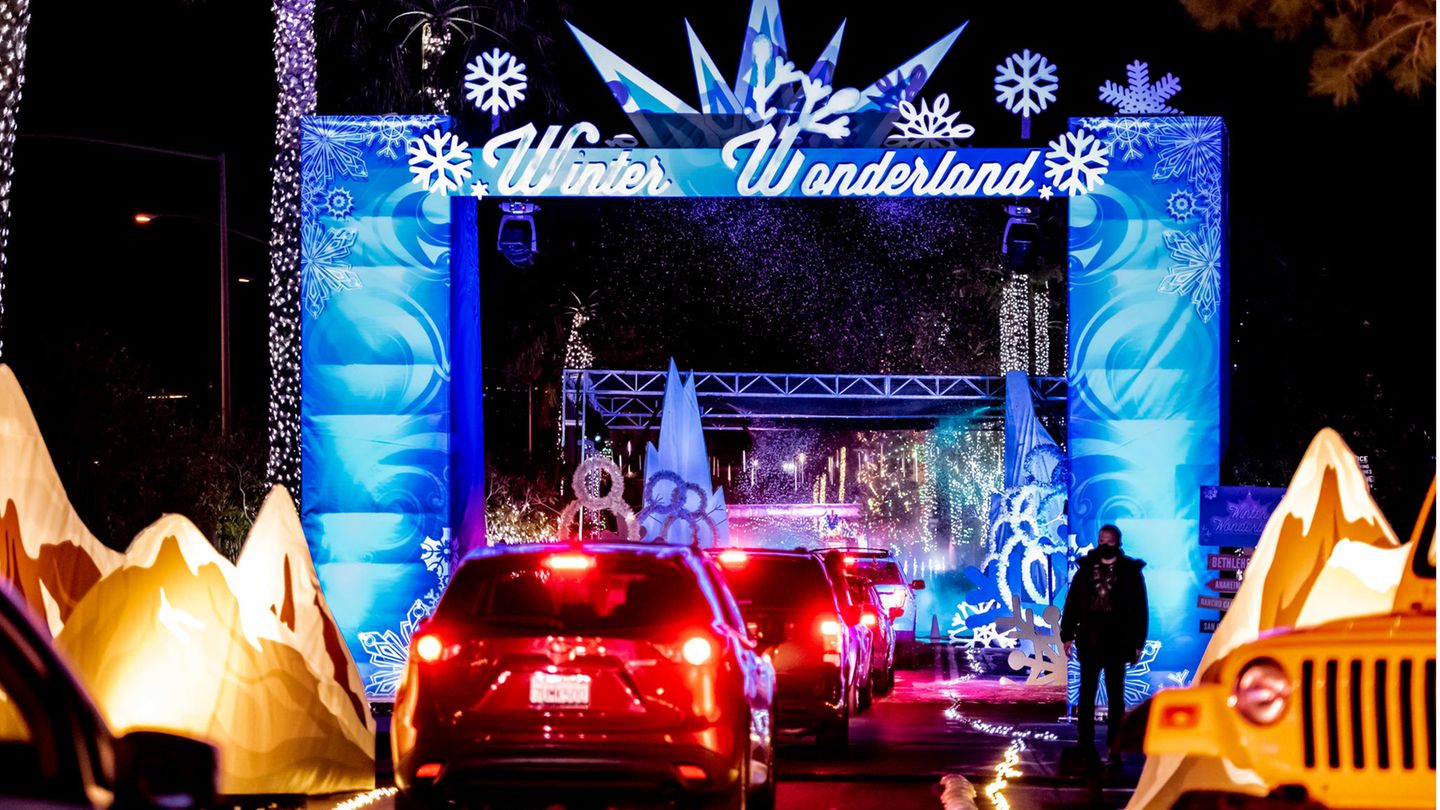 Lake Forest: Winter Wonderland   Die Saddleback Church im Großraum Los Angeles versetzt ihre Gemeindemitglieder in Adventsstimmung, indem sie durch eine Lichtinstallation fahren dürfen.