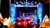 Lake Forest: Winter Wonderland   Die Saddleback Church im Großraum Los Angeles versetzt ihre Gemeindemitglieder in Adventsstimmung, indem sie durch eine Lichtinstallation fahren dürfen.