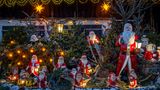 Straupitz: Ein Weihnachtsgarten im Spreewald  Wohin der Blick auch fällt - überall stehen, liegen, klettern und sitzen Weihnachts- sowie Schneemänner in allen Größen und Materialien. Gisela Liebsch und Gerd Mörl putzen ihren Garten schon seit 20 Jahren für die Adventszeit besonders heraus.