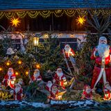 Straupitz: Ein Weihnachtsgarten im Spreewald  Wohin der Blick auch fällt - überall stehen, liegen, klettern und sitzen Weihnachts- sowie Schneemänner in allen Größen und Materialien. Gisela Liebsch und Gerd Mörl putzen ihren Garten schon seit 20 Jahren für die Adventszeit besonders heraus.