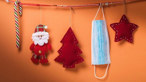 Corona Lockdown: Weihnachtsdekoration und eine medizinische Maske