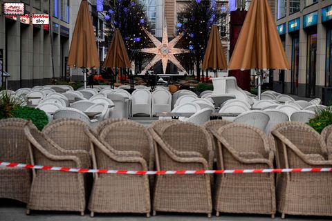Eingepackte Sitze eines Cafés in Berlin