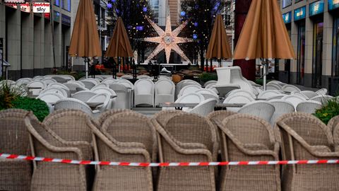 Eingepackte Sitze eines Cafés in Berlin