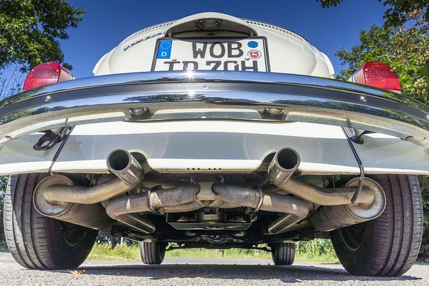 Die doppelflutige Abgasanlage hat einen Fächerkrümmer