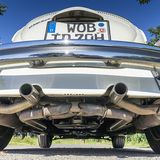 Die doppelflutige Abgasanlage hat einen Fächerkrümmer