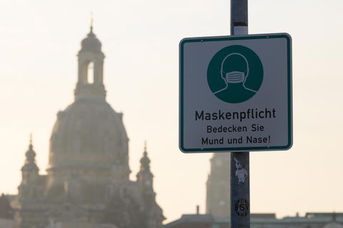 Maskenpflicht-Hinweis mit Dresdner Frauenkirche im Hintergrund