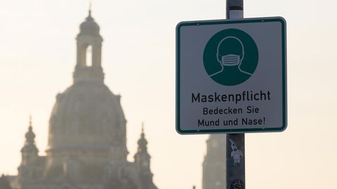 Maskenpflicht-Hinweis mit Dresdner Frauenkirche im Hintergrund