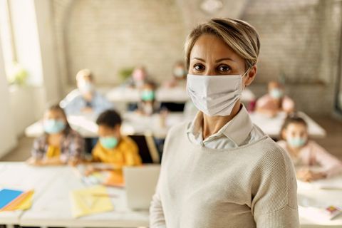 Lehrerinnen und Lehrer stehen in der Pandemie vor großen Herausforderungen (Symbolbild)