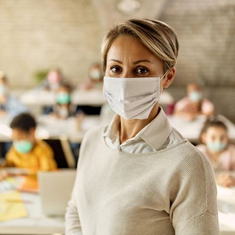 Lehrerinnen und Lehrer stehen in der Pandemie vor großen Herausforderungen (Symbolbild)