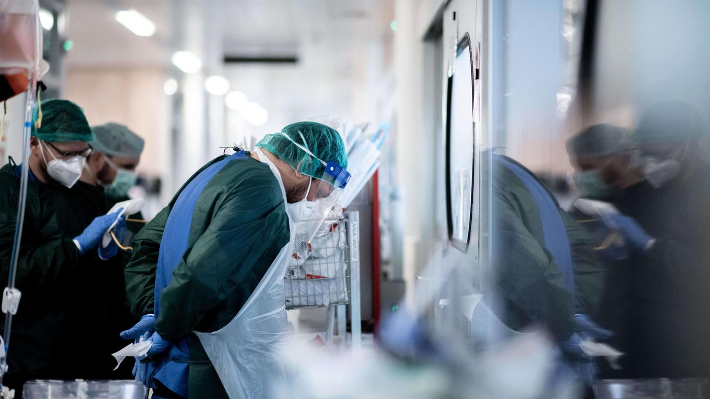Hohes Risiko: Ein kleiner Fehler beim Anlegen der Schutzkleidung, kann eine Ansteckung mit Covid-19 möglich machen.
