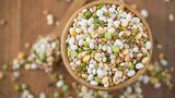 Hülsenfrüchte und Nüsse  Bohnen geben unter den proteinreichen Lebensmitteln den Ton an. Je nach Art können die Eiweißgehalte schwanken. Besonders viel Protein enthalten etwa Lupine. Sie gelten mittlerweile als echtes Superfood und bringen für den Körper wichtige Aminosäuren mit sich. Darüber hinaus sind Bohnen voller gesunder Ballaststoffe, die sich positiv auf die Verdauung auswirken.  Auch Erbsen sind wunderbare Protein-Lieferanten. Sie eignen sich besonders für den Muskelaufbau und sind damit die ideale Eiweißquelle nach dem Training. Außerdem enthalten sie viele gesunde Kohlenhydrate, Ballaststoffe, Mineralien und Spurenelemente.