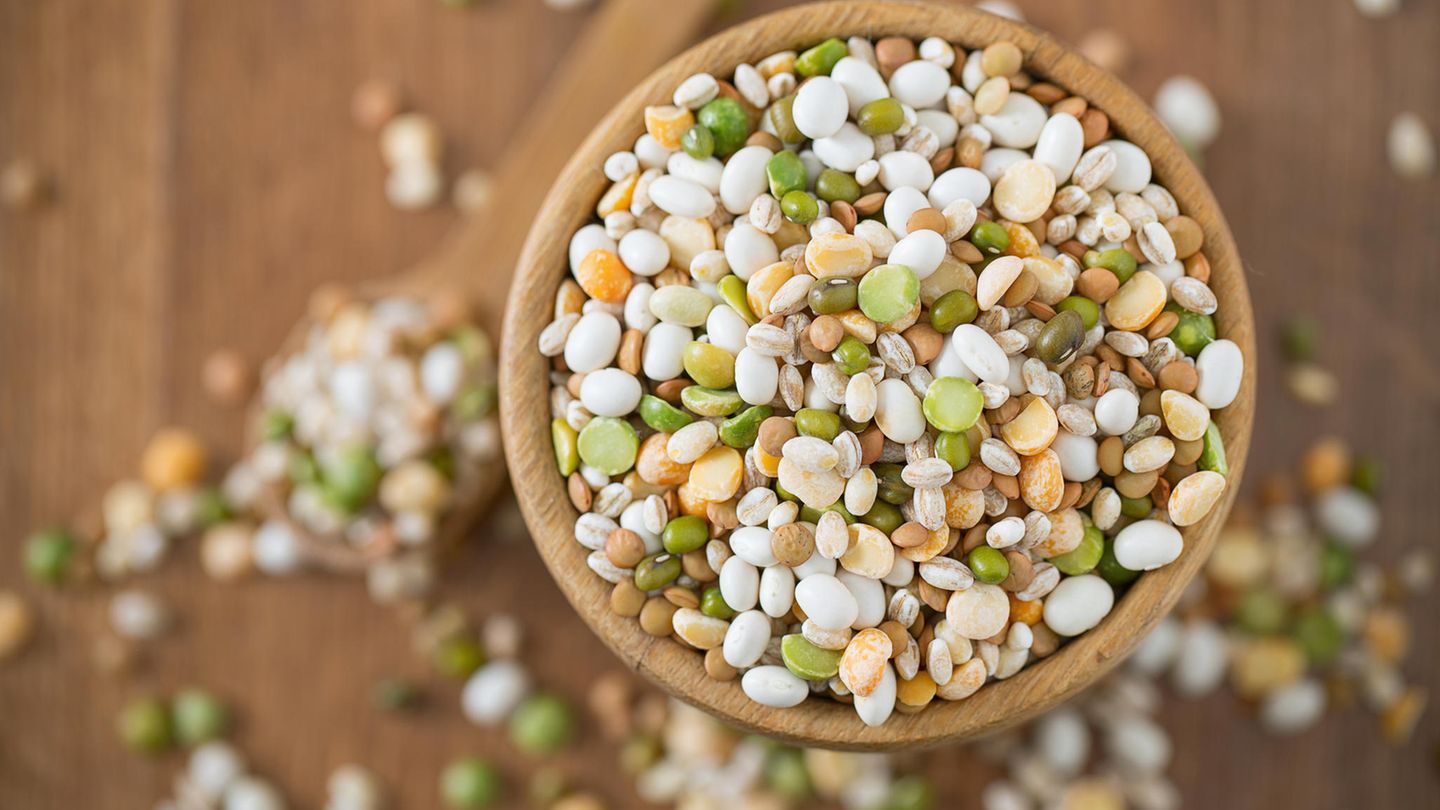 Hülsenfrüchte und Nüsse  Bohnen geben unter den proteinreichen Lebensmitteln den Ton an. Je nach Art können die Eiweißgehalte schwanken. Besonders viel Protein enthalten etwa Lupine. Sie gelten mittlerweile als echtes Superfood und bringen für den Körper wichtige Aminosäuren mit sich. Darüber hinaus sind Bohnen voller gesunder Ballaststoffe, die sich positiv auf die Verdauung auswirken.  Auch Erbsen sind wunderbare Protein-Lieferanten. Sie eignen sich besonders für den Muskelaufbau und sind damit die ideale Eiweißquelle nach dem Training. Außerdem enthalten sie viele gesunde Kohlenhydrate, Ballaststoffe, Mineralien und Spurenelemente.