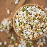 Hülsenfrüchte und Nüsse  Bohnen geben unter den proteinreichen Lebensmitteln den Ton an. Je nach Art können die Eiweißgehalte schwanken. Besonders viel Protein enthalten etwa Lupine. Sie gelten mittlerweile als echtes Superfood und bringen für den Körper wichtige Aminosäuren mit sich. Darüber hinaus sind Bohnen voller gesunder Ballaststoffe, die sich positiv auf die Verdauung auswirken.  Auch Erbsen sind wunderbare Protein-Lieferanten. Sie eignen sich besonders für den Muskelaufbau und sind damit die ideale Eiweißquelle nach dem Training. Außerdem enthalten sie viele gesunde Kohlenhydrate, Ballaststoffe, Mineralien und Spurenelemente.