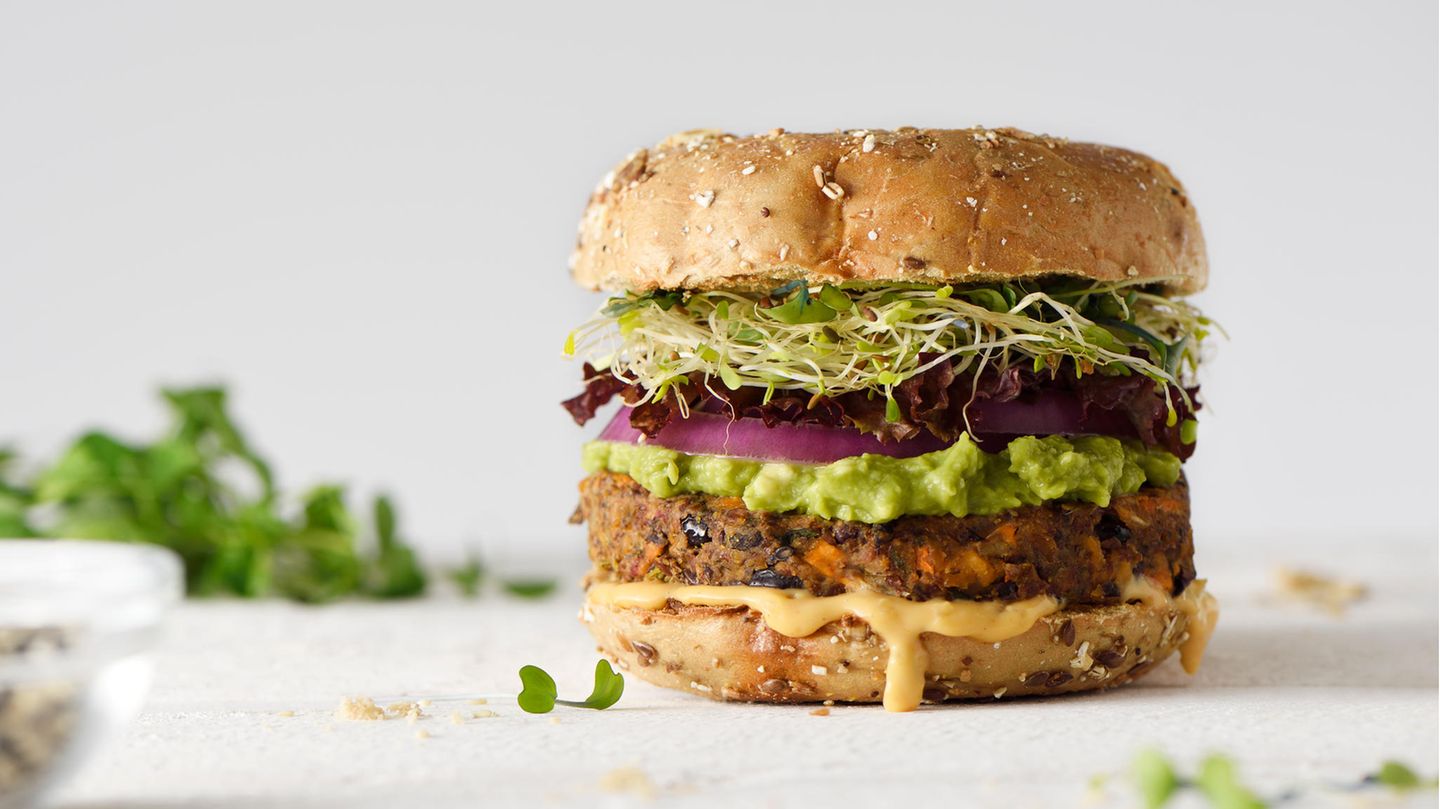 Der vegetarische Weg  Der Verzehr von Fleisch und Fisch ist jedoch kein Muss, denn umweltbewussteres Leben ist derzeit ohnehin in aller Munde. Wer eine vegetarische Ernährung bevorzugt, kann durch Soja-Produkte reichlich Eiweiß zu sich nehmen. Tofu, Seitan, Tempeh oder Sojabohnen sind an dieser Stelle die perfekte Alternative. Sie liefern zudem pflanzliches Eisen, Vitamin B6, Calcium und Folsäure.