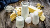 Ei- und Milchprodukte  Neben Hülsenfrüchten und Nüssen gehören Ei- und Milchprodukte ebenfalls zu den besten Protein-Lieferanten. Besonders gesund sind etwa Magerquark, der ideal in Nachspeisen integriert werden kann, und Hüttenkäse, der zum Beispiel gut in Salate passt. Beide Produkte enthalten L-Leucin, eine essentielle Aminosäure, die das Muskelwachstum unterstützt.  Bei Käse gelten nicht alle Sorten als Proteinquelle: Harzer Käse, Emmentaler und Parmesan sind zum Beispiel besonders eiweißhaltig. Pro 100 Gramm liefern sie dem Körper etwa 30 Gramm Eiweiß.