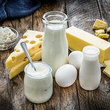 Ei- und Milchprodukte  Neben Hülsenfrüchten und Nüssen gehören Ei- und Milchprodukte ebenfalls zu den besten Protein-Lieferanten. Besonders gesund sind etwa Magerquark, der ideal in Nachspeisen integriert werden kann, und Hüttenkäse, der zum Beispiel gut in Salate passt. Beide Produkte enthalten L-Leucin, eine essentielle Aminosäure, die das Muskelwachstum unterstützt.  Bei Käse gelten nicht alle Sorten als Proteinquelle: Harzer Käse, Emmentaler und Parmesan sind zum Beispiel besonders eiweißhaltig. Pro 100 Gramm liefern sie dem Körper etwa 30 Gramm Eiweiß.