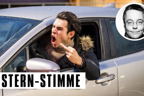 Ein Autofahrer zeigt den Mittelfinger